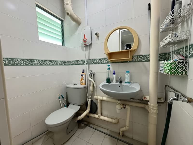 124 Hougang Avenue 1, 124 Hougang Avenue 1, 2 Bedrooms, 721 sqft, HDB Flat For Rent, by Hazel Boey, 500134241 - Bathroom - PropertyGuru.com.sg