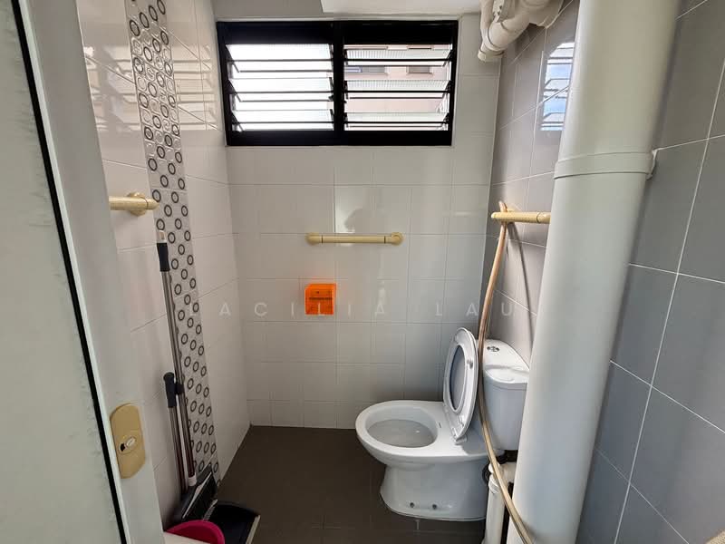 728 Clementi West Street 2, 728 Clementi West Street 2, 2 Bedrooms, 731 sqft, HDB Flat For Rent, by Lacilia Lau, 500134314 - Bathroom - PropertyGuru.com.sg
