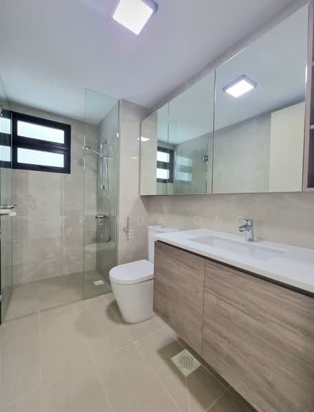 Treasure at Tampines, 41 Tampines Lane, 3 Bedrooms, 1,033 sqft, Condominium For Sale, by Brenda Ong 王淑玲, 500134412 - Common bath - PropertyGuru.com.sg