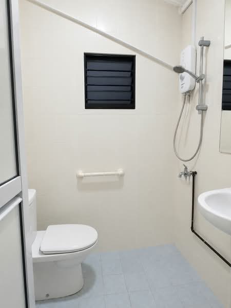 122 Hougang Avenue 1, 122 Hougang Avenue 1, 2 Bedrooms, 861 sqft, HDB Flat For Sale, by Teh Jing Ying, 500134474 - Bathroom - PropertyGuru.com.sg