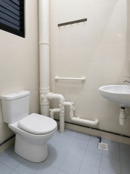 122 Hougang Avenue 1, 122 Hougang Avenue 1, 2 Bedrooms, 861 sqft, HDB Flat For Sale, by Teh Jing Ying, 500134474 - Bathroom - PropertyGuru.com.sg