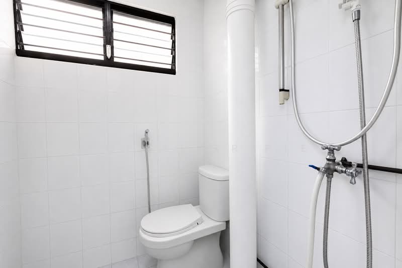 126 Yishun Street 11, 126 Yishun Street 11, 2 Bedrooms, 721 sqft, HDB Flat For Sale, by KOH YONG JIAN, 500134483 - Bathroom - PropertyGuru.com.sg
