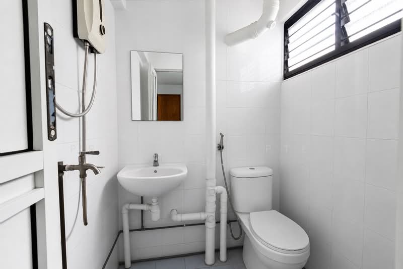 126 Yishun Street 11, 126 Yishun Street 11, 2 Bedrooms, 721 sqft, HDB Flat For Sale, by KOH YONG JIAN, 500134483 - Bathroom - PropertyGuru.com.sg