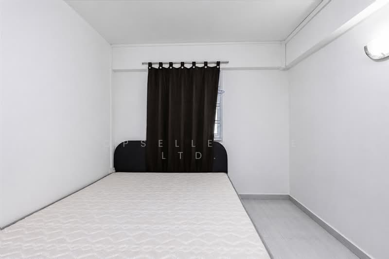 126 Yishun Street 11, 126 Yishun Street 11, 2 Bedrooms, 721 sqft, HDB Flat For Sale, by KOH YONG JIAN, 500134483 - Bedroom (actual but decluttered) - PropertyGuru.com.sg