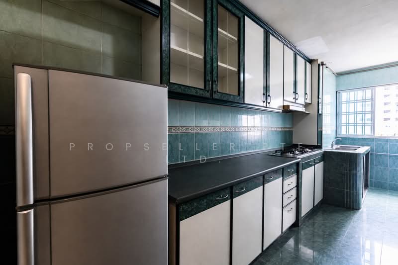 126 Yishun Street 11, 126 Yishun Street 11, 2 Bedrooms, 721 sqft, HDB Flat For Sale, by KOH YONG JIAN, 500134483 - Kitchen (actual but decluttered) - PropertyGuru.com.sg