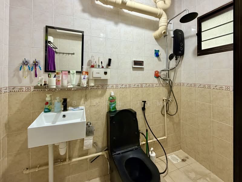 273A Jurong West Avenue 3, 273A Jurong West Avenue 3, 3 Bedrooms, 1,195 sqft, HDB Flat For Sale, by Bjorn Lim, 500134520 - Bathroom - PropertyGuru.com.sg