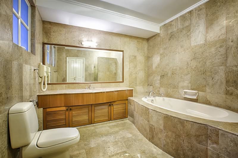 Woodgrove Estate, Ashwood Grove, 7 Bedrooms, 7,427 sqft, Bungalow House For Rent, by Lawrence Hong, 500134592 - Bathroom - PropertyGuru.com.sg