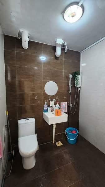 317 Woodlands Street 31, 317 Woodlands Street 31, 2 Bedrooms, 786 sqft, HDB Flat For Sale, by Aizah Ismail, 500134597 - Bathroom - PropertyGuru.com.sg