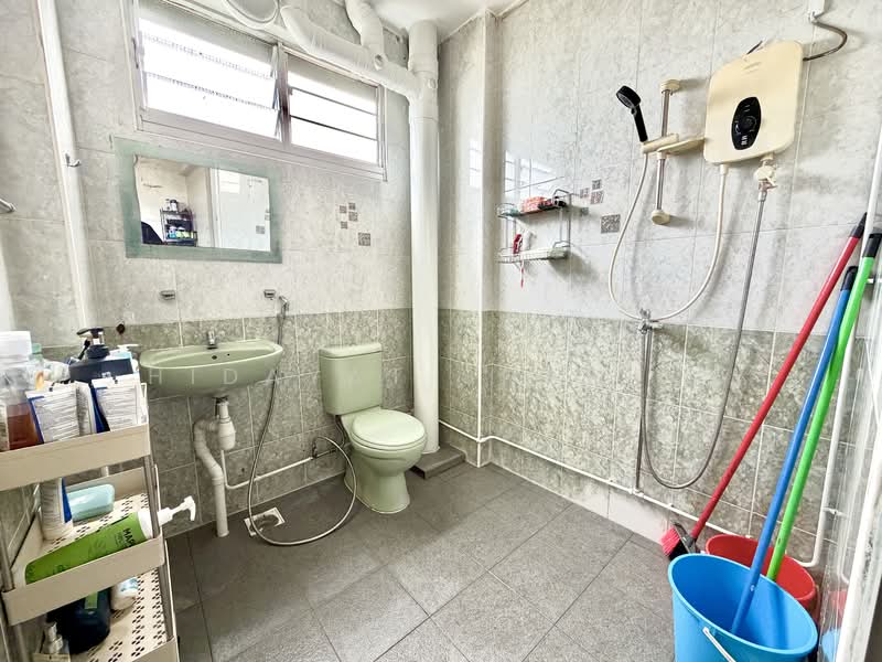 352 Ubi Avenue 1, 352 Ubi Avenue 1, 4 Bedrooms, 1,367 sqft, HDB Flat For Sale, by Hidayat Shariff, 500134668 - Bathroom - PropertyGuru.com.sg