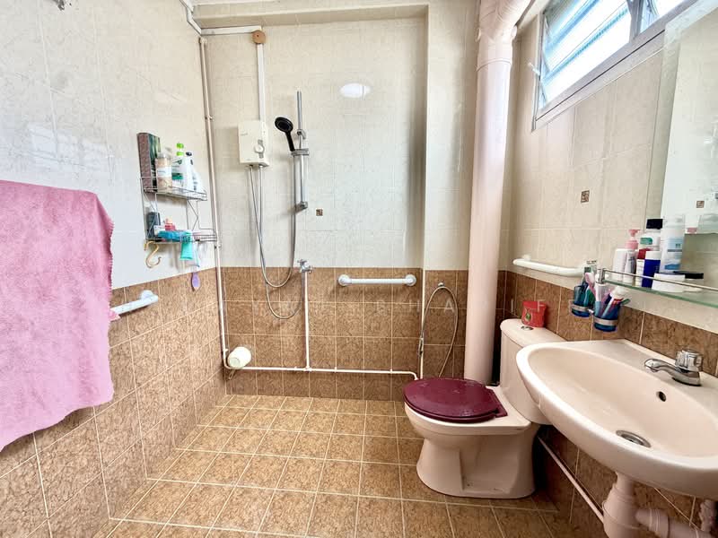 352 Ubi Avenue 1, 352 Ubi Avenue 1, 4 Bedrooms, 1,367 sqft, HDB Flat For Sale, by Hidayat Shariff, 500134668 - Bathroom - PropertyGuru.com.sg