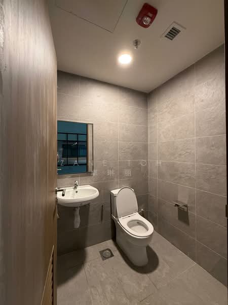 Stellar @ Tampines, 12 Tampines North Drive 4, Pasir Ris / Tampines, 2,131 sqft, Factory / Workshop (B2) For Rent, by Zane Toh 卓琳丽, 500134669 - Bathroom - CommercialGuru.com.sg