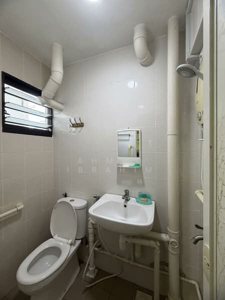 379 Clementi Avenue 5, 379 Clementi Avenue 5, 2 Bedrooms, 720 sqft, HDB Flat For Sale, by Ahmad Ibrahim, 500134671 - Bathroom - PropertyGuru.com.sg