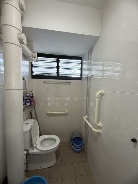 379 Clementi Avenue 5, 379 Clementi Avenue 5, 2 Bedrooms, 720 sqft, HDB Flat For Sale, by Ahmad Ibrahim, 500134671 - Bathroom - PropertyGuru.com.sg