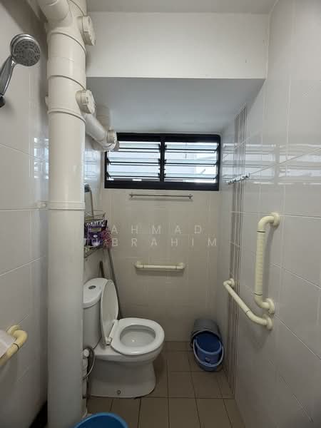 379 Clementi Avenue 5, 379 Clementi Avenue 5, 2 Bedrooms, 720 sqft, HDB Flat For Sale, by Ahmad Ibrahim, 500134671 - Bathroom - PropertyGuru.com.sg