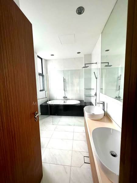 WOW !!! RESORT LIVING !! PUNGGOL SEA FRONT, 999 Yrs Modern Bungalow, Pool & Lift ☎️9654.3774 TONG, Sea Front Modern Lifestyle Bungalow, Pool & Lift, 5 Bedrooms, 5,000 sqft, Bungalow House For Sale, by Tong Kai Meng 唐皆明, 500134673 - Bathroom - PropertyGuru.com.sg