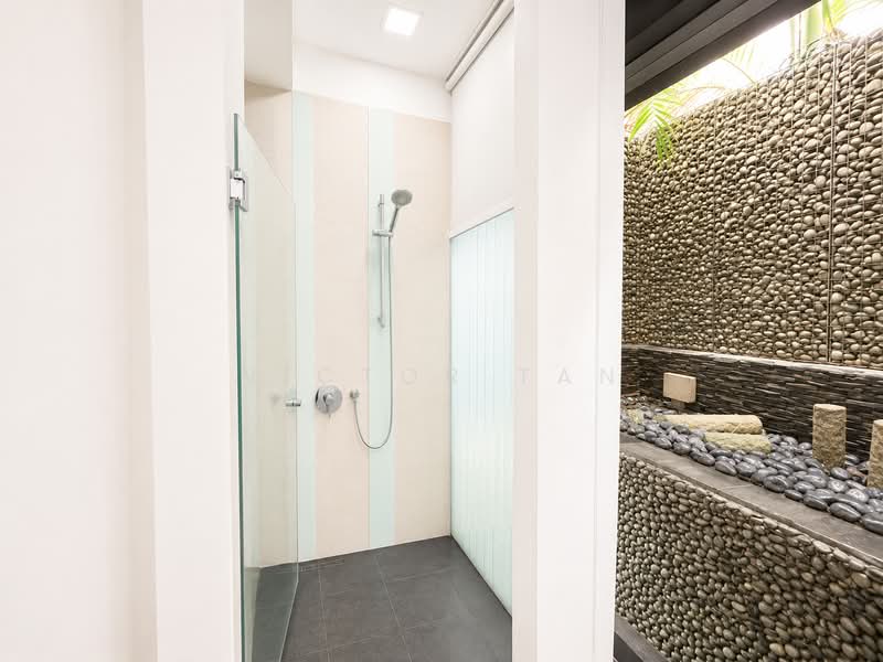 Terrace House at Jalan Elok, , 4 Bedrooms, 3,195 sqft, Terraced House For Sale, by Victor Tan, 500134681 - Bathroom - PropertyGuru.com.sg