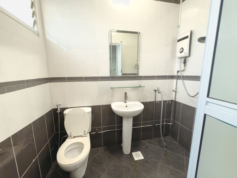 165 Simei Road, 165 Simei Road, 4 Bedrooms, 1,313 sqft, HDB Flat For Sale, by Prab Nathan, 500134720 - Bathroom - PropertyGuru.com.sg