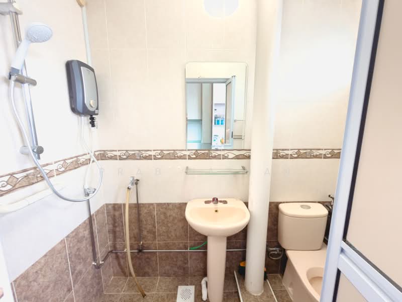 165 Simei Road, 165 Simei Road, 4 Bedrooms, 1,313 sqft, HDB Flat For Sale, by Prab Nathan, 500134720 - Bathroom - PropertyGuru.com.sg