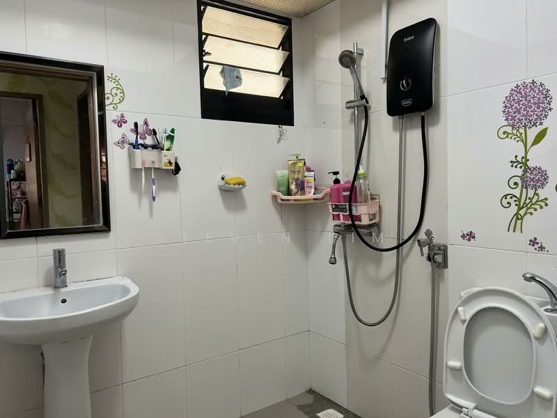 468A Bukit Batok West Avenue 9, 468A Bukit Batok West Avenue 9, 2 Bedrooms, 732 sqft, HDB Flat For Sale, by Steven Lim, 500134770 - Bathroom - PropertyGuru.com.sg