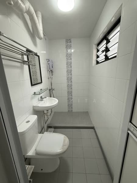 527 Hougang Avenue 6, 527 Hougang Avenue 6, 3 Bedrooms, 1,302 sqft, HDB Flat For Sale, by Chen Yitao, 500134782 - Bathroom - PropertyGuru.com.sg