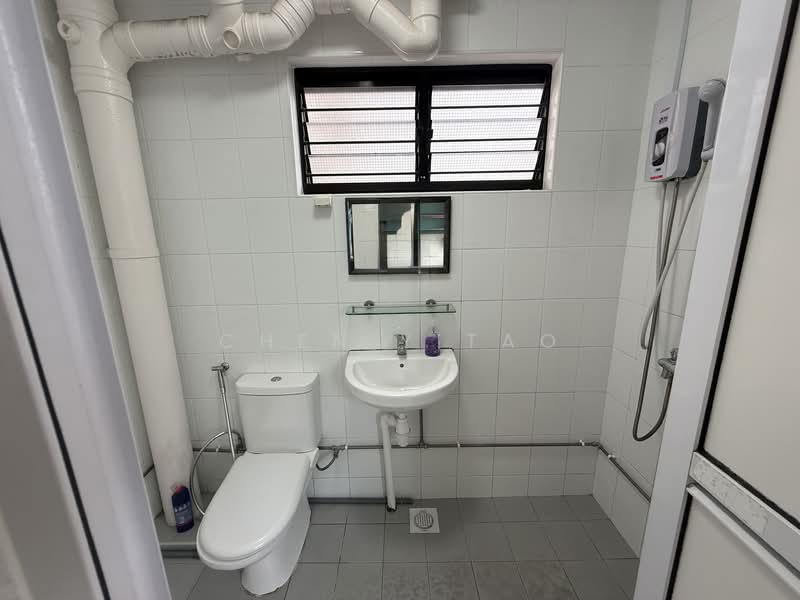 527 Hougang Avenue 6, 527 Hougang Avenue 6, 3 Bedrooms, 1,302 sqft, HDB Flat For Sale, by Chen Yitao, 500134782 - Bathroom - PropertyGuru.com.sg