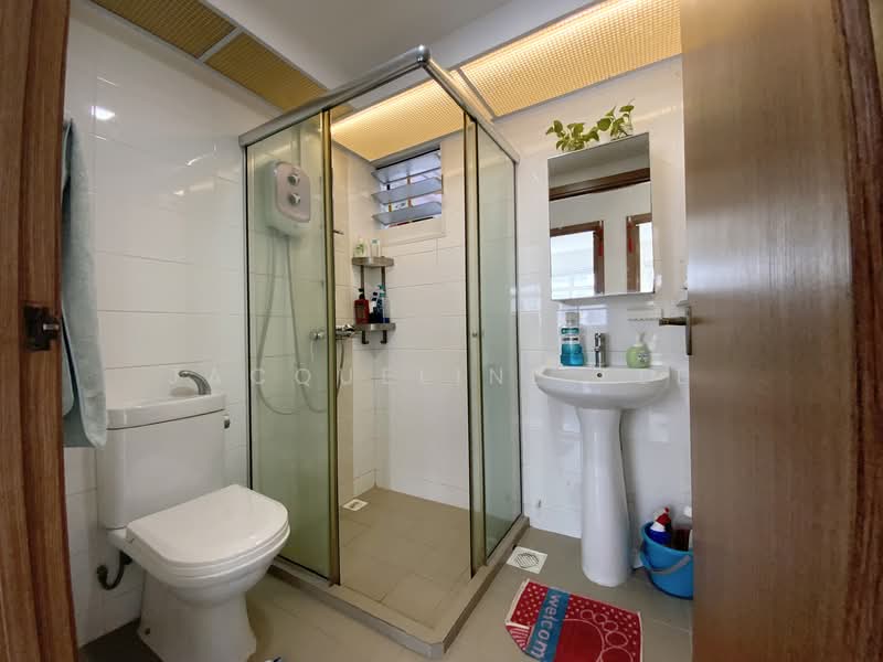 450C Bukit Batok West Avenue 6, 450C Bukit Batok West Avenue 6, 3 Bedrooms, 1,001 sqft, HDB Flat For Sale, by Jacqueline Lee, 500134879 - Bathroom - PropertyGuru.com.sg
