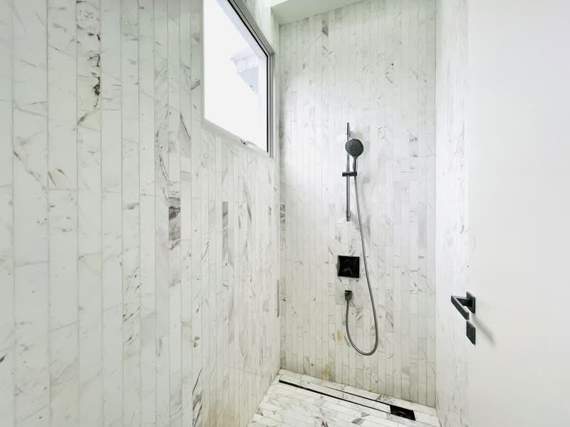 Eng Kong Park, Eng Kong Road, 5 Bedrooms, 1,985 sqft, Terraced House For Rent, by Lee Hui Jun (Joy), 500134891 - Bathroom - PropertyGuru.com.sg