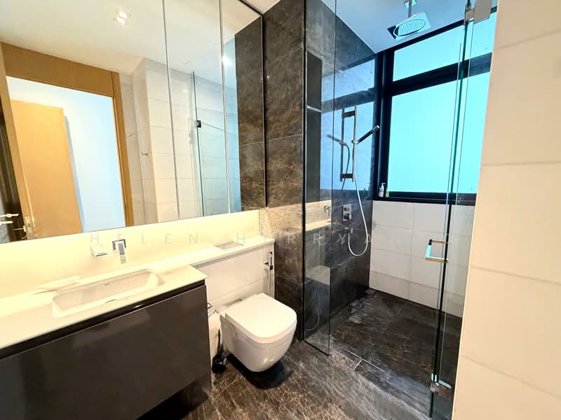 Cairnhill 16, 16 Cairnhill Rise, 2 Bedrooms, 775 sqft, Condominium For Rent, by Helen Herryanto, 500134938 - Master Bathroom - PropertyGuru.com.sg