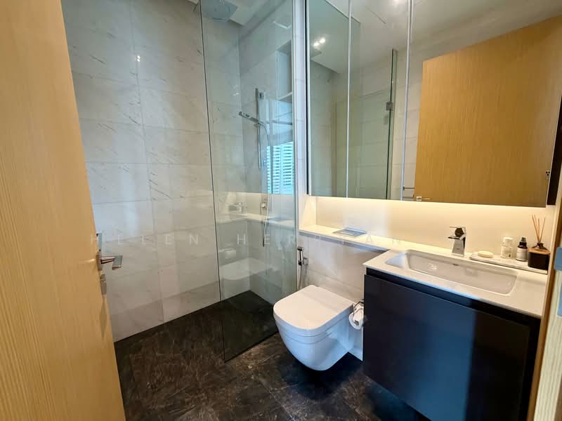 Cairnhill 16, 16 Cairnhill Rise, 2 Bedrooms, 775 sqft, Condominium For Rent, by Helen Herryanto, 500134938 - Common Bathroom - PropertyGuru.com.sg