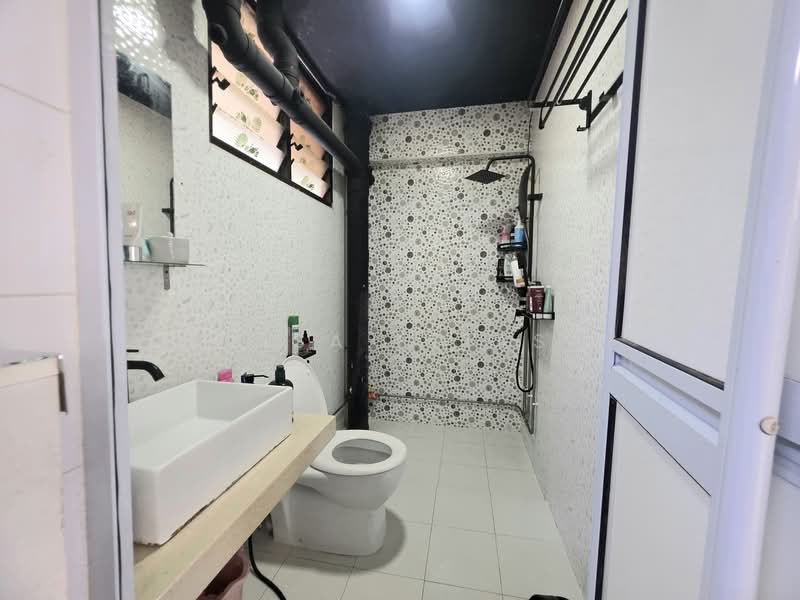 741 Tampines Street 72, 741 Tampines Street 72, 3 Bedrooms, 1,087 sqft, HDB Flat For Sale, by Lisa Elias, 500134980 - Common Bathroom - PropertyGuru.com.sg