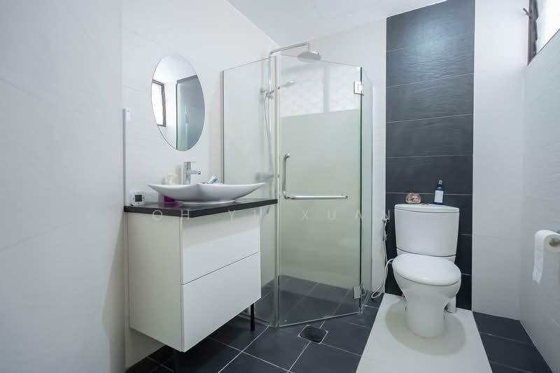 Villa Des Flores, 125 Whitley Road, 2 Bedrooms, 1,572 sqft, Condominium For Sale, by Oh Yu Xuan, 500134981 - Common Bathroom - PropertyGuru.com.sg
