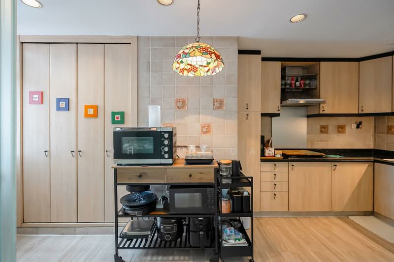 Villa Des Flores, 125 Whitley Road, 2 Bedrooms, 1,572 sqft, Condominium For Sale, by Oh Yu Xuan, 500134981 - Kitchen - PropertyGuru.com.sg