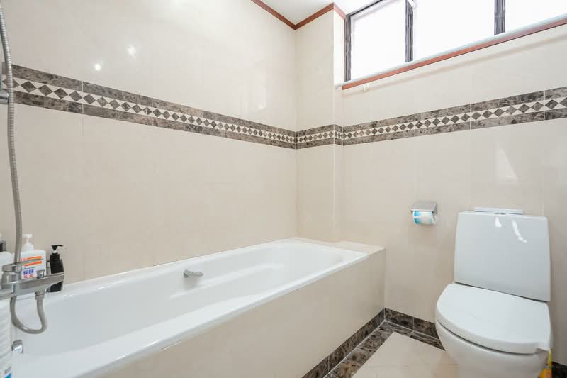 Villa Des Flores, 125 Whitley Road, 2 Bedrooms, 1,572 sqft, Condominium For Sale, by Oh Yu Xuan, 500134981 - Bathroom - PropertyGuru.com.sg