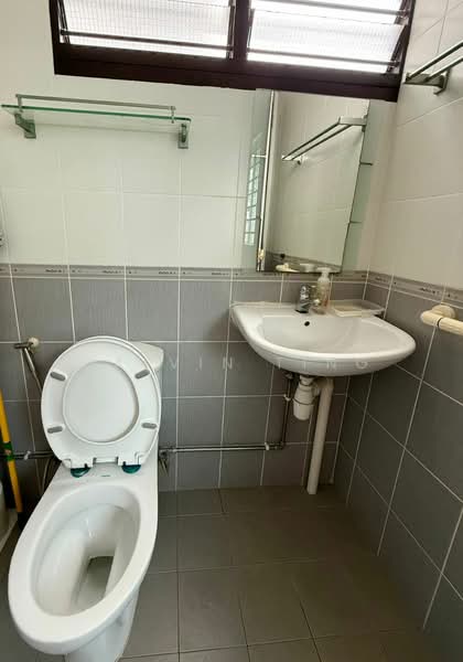 175 Bukit Batok West Avenue 8, 175 Bukit Batok West Avenue 8, Room Rental, 120 sqft, HDB Flat For Rent, by Calvin Ting, 500135020 - Bathroom - PropertyGuru.com.sg