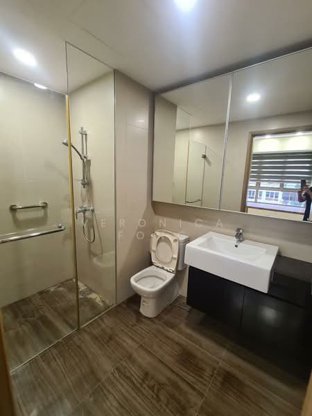 Waterfront Gold, 754 Bedok Reservoir Road, 1 Bedroom, 581 sqft, Condominium For Sale, by Veronica Fong, 500135031 - Bathroom - PropertyGuru.com.sg