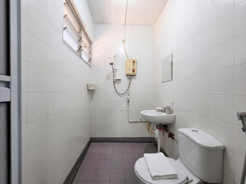 136 Bishan Street 12, 136 Bishan Street 12, 3 Bedrooms, 904 sqft, HDB Flat For Sale, by Matthias Guo, 500135065 - Bathroom - PropertyGuru.com.sg