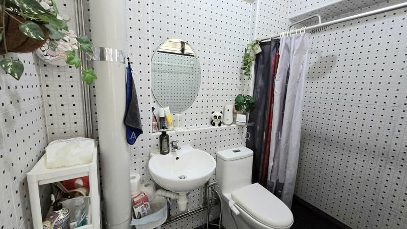 713 Tampines Street 71, 713 Tampines Street 71, 3 Bedrooms, 120 sqft, HDB Flat For Sale, by Panda Aqil, 500135143 - Bathroom - PropertyGuru.com.sg