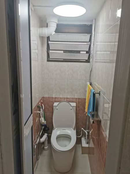 108 Lorong 1 Toa Payoh, 108 Lorong 1 Toa Payoh, Room Rental, 180 sqft, HDB Flat For Rent, by Michelle Lee, 500135146 - Bathroom - PropertyGuru.com.sg