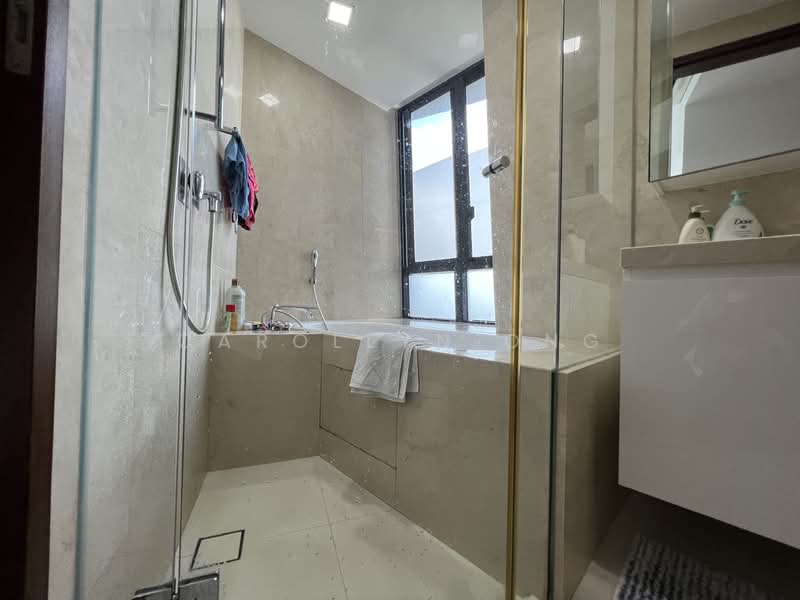 d'Leedon (Former Farrer Court), 3 Leedon Heights, 3 Bedrooms, 1,453 sqft, Condominium For Sale, by Carollyn Ong, 500135162 - Master Bathroom - PropertyGuru.com.sg
