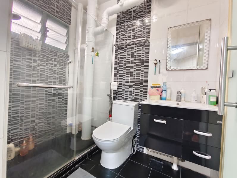 457 Choa Chu Kang Avenue 4, 457 Choa Chu Kang Avenue 4, 4 Bedrooms, 1,527 sqft, HDB Flat For Sale, by Alex Lim, 500135174 - Bathroom - PropertyGuru.com.sg