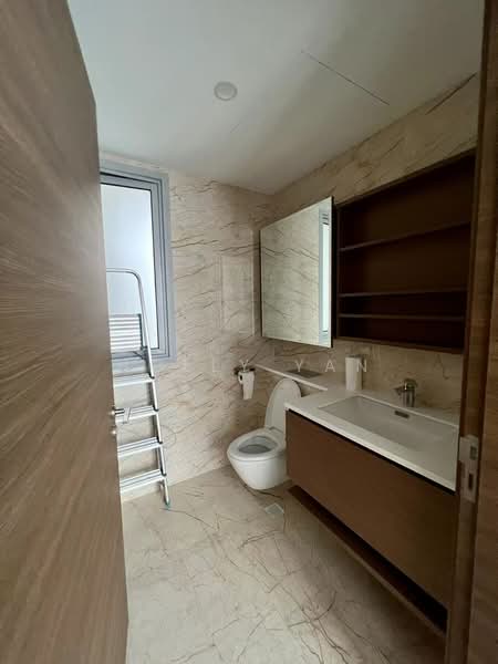 Queens Peak, 1 Dundee Road, 2 Bedrooms, 775 sqft, Condominium For Rent, by Holly Yan, 500135184 - Bathroom - PropertyGuru.com.sg