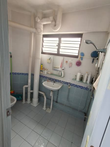 317 Jurong East Street 31, 317 Jurong East Street 31, 3 Bedrooms, 1,453 sqft, HDB Flat For Sale, by Ryan Low, 500135190 - Bathroom - PropertyGuru.com.sg