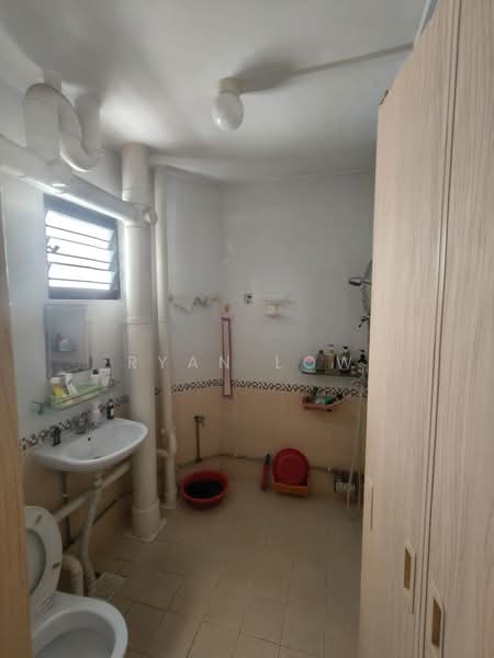 317 Jurong East Street 31, 317 Jurong East Street 31, 3 Bedrooms, 1,453 sqft, HDB Flat For Sale, by Ryan Low, 500135190 - Bathroom - PropertyGuru.com.sg