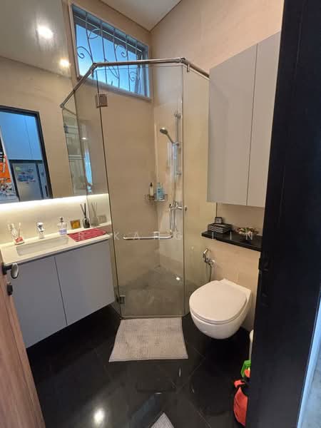 Freehold Cluster House at Lorong Chuan, Chiltern Drive, 5 Bedrooms, 5,307 sqft, Cluster House For Sale, by Er Kang Lin, 500135194 - Bathroom - PropertyGuru.com.sg