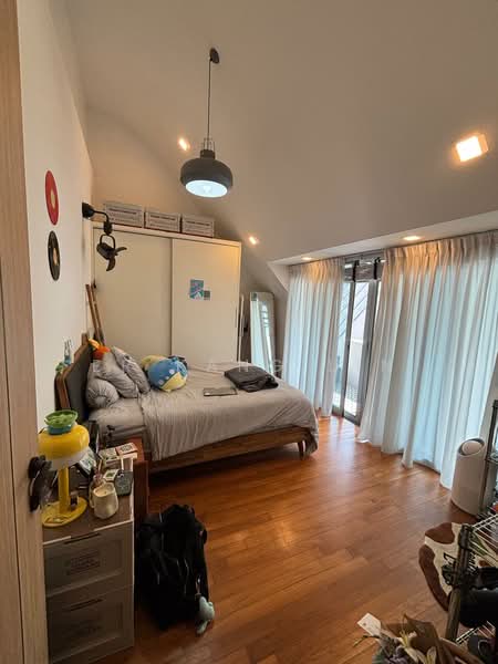 Freehold Cluster House at Lorong Chuan, Chiltern Drive, 5 Bedrooms, 5,307 sqft, Cluster House For Sale, by Er Kang Lin, 500135194 - Bedroom - PropertyGuru.com.sg