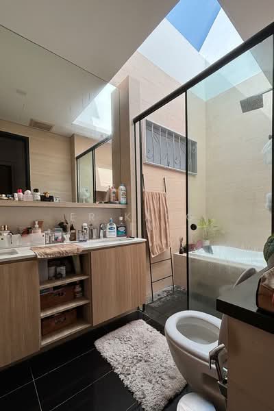 Freehold Cluster House at Lorong Chuan, Chiltern Drive, 5 Bedrooms, 5,307 sqft, Cluster House For Sale, by Er Kang Lin, 500135194 - Bathroom - PropertyGuru.com.sg