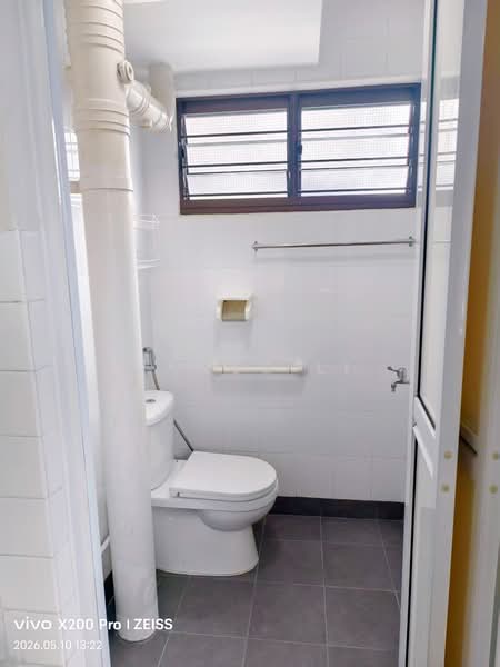 135 Bukit Batok West Avenue 6, 135 Bukit Batok West Avenue 6, 2 Bedrooms, 798 sqft, HDB Flat For Rent, by James Li, 500135195 - Bathroom - PropertyGuru.com.sg