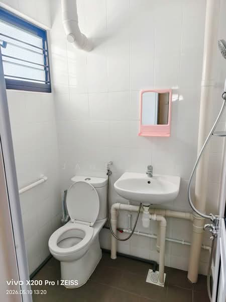 135 Bukit Batok West Avenue 6, 135 Bukit Batok West Avenue 6, 2 Bedrooms, 798 sqft, HDB Flat For Rent, by James Li, 500135195 - Bathroom - PropertyGuru.com.sg
