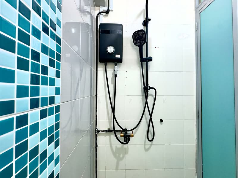 93 Paya Lebar Way, 93 Paya Lebar Way, 2 Bedrooms, 624 sqft, HDB Flat For Sale, by Farah Zack, 500135205 - Bathroom - PropertyGuru.com.sg