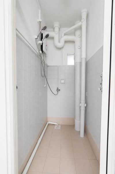 208 Toa Payoh North, 208 Toa Payoh North, 3 Bedrooms, 872 sqft, HDB Flat For Sale, by Steve Lee, 500135212 - Bathroom - PropertyGuru.com.sg